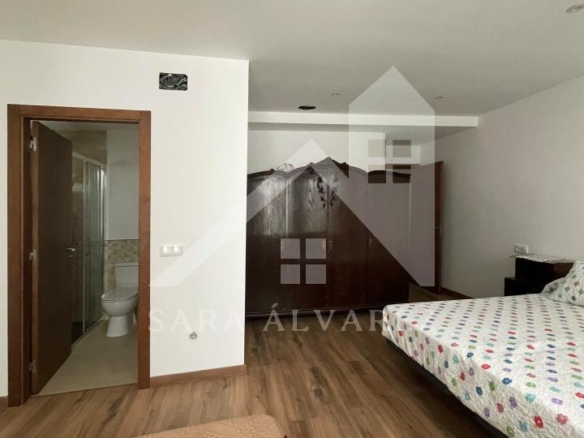 SE VENDE DUPLEX REFORMADO CON 4 HABITACIONES EN LA PLAZA DE LA HERRERIA EN PLENO CENTRO DE PONTEVEDRA.