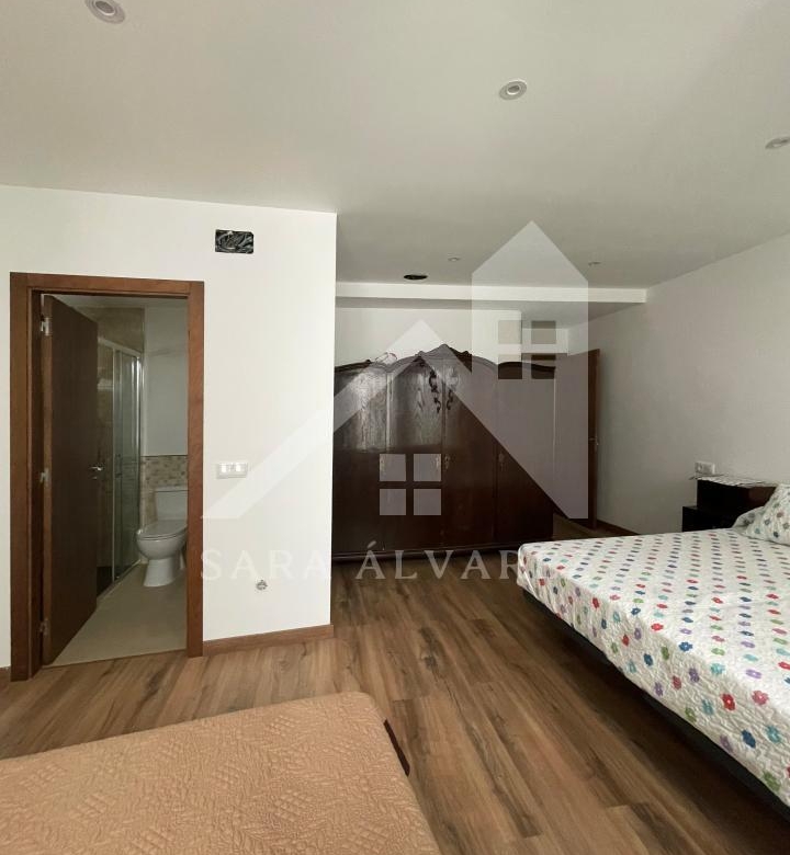 SE VENDE DUPLEX REFORMADO CON 4 HABITACIONES EN LA PLAZA DE LA HERRERIA EN PLENO CENTRO DE PONTEVEDRA.