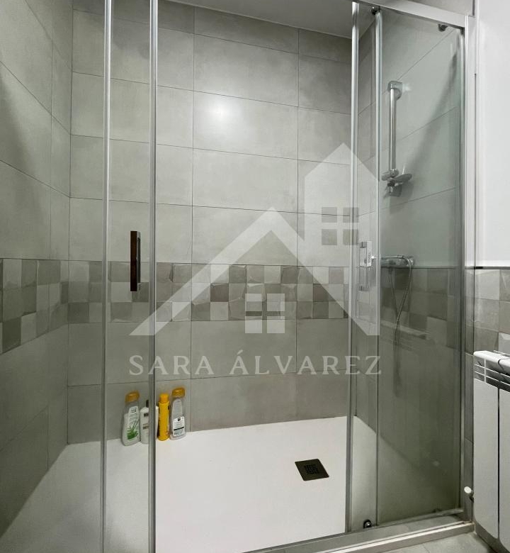 SE VENDE DUPLEX REFORMADO CON 4 HABITACIONES EN LA PLAZA DE LA HERRERIA EN PLENO CENTRO DE PONTEVEDRA.