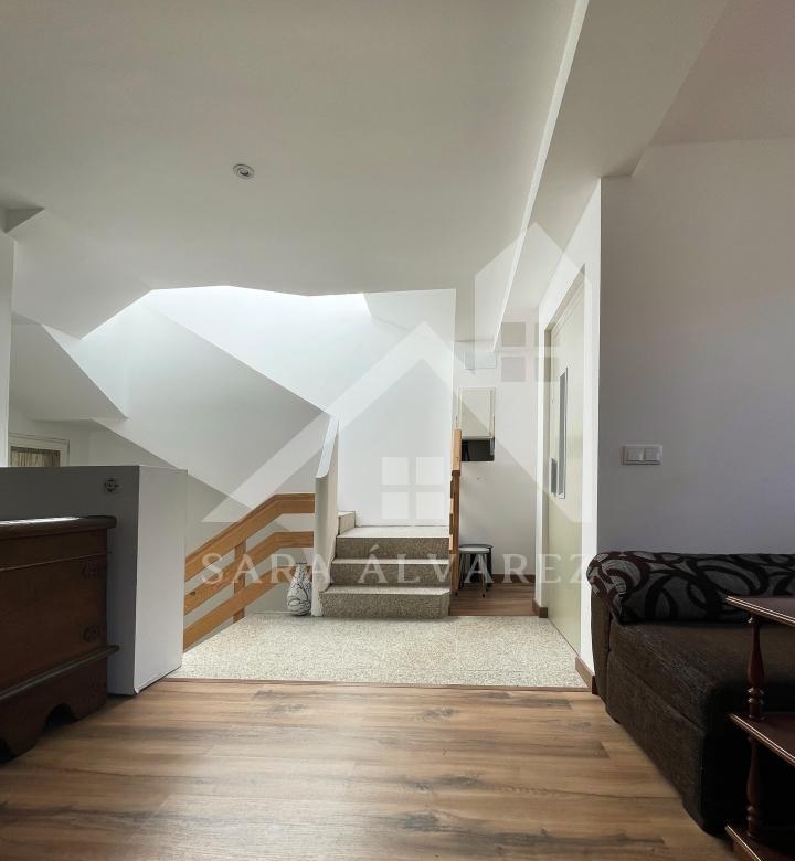 SE VENDE DUPLEX REFORMADO CON 4 HABITACIONES EN LA PLAZA DE LA HERRERIA EN PLENO CENTRO DE PONTEVEDRA.