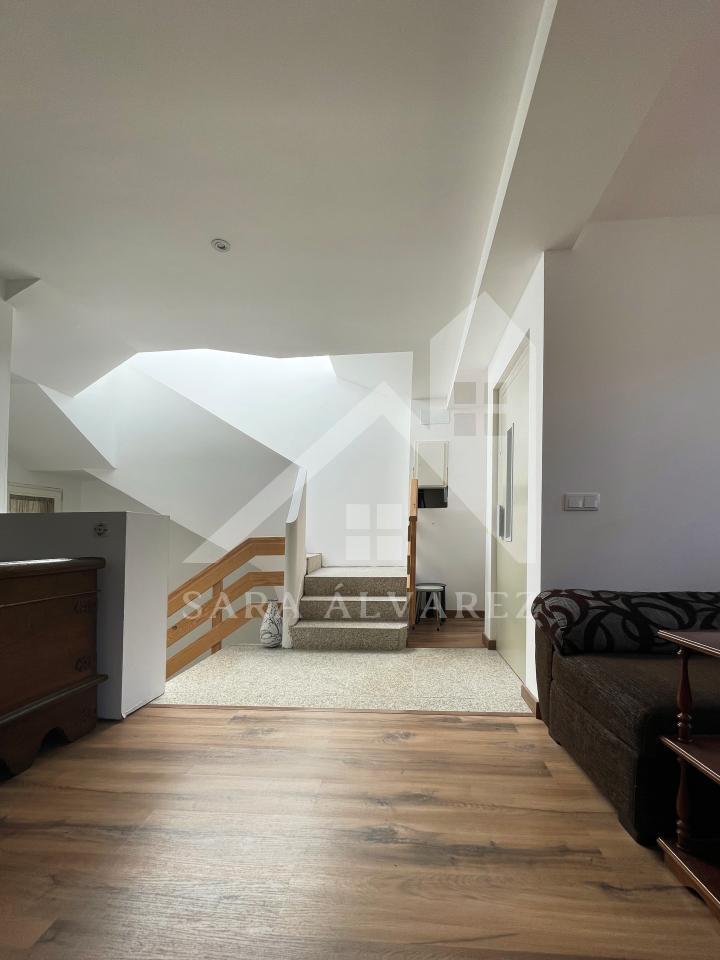 174505777182600162400_174501176860 SE VENDE DUPLEX REFORMADO CON 4 HABITACIONES EN LA PLAZA DE LA HERRERIA EN PLENO CENTRO DE PONTEVEDRA.