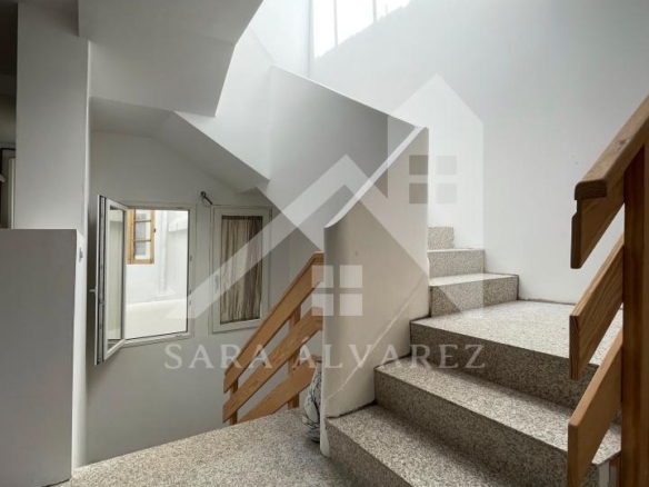 SE VENDE DUPLEX REFORMADO CON 4 HABITACIONES EN LA PLAZA DE LA HERRERIA EN PLENO CENTRO DE PONTEVEDRA.