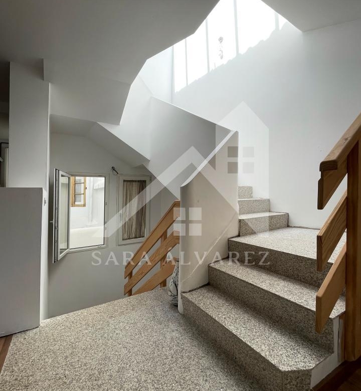 SE VENDE DUPLEX REFORMADO CON 4 HABITACIONES EN LA PLAZA DE LA HERRERIA EN PLENO CENTRO DE PONTEVEDRA.