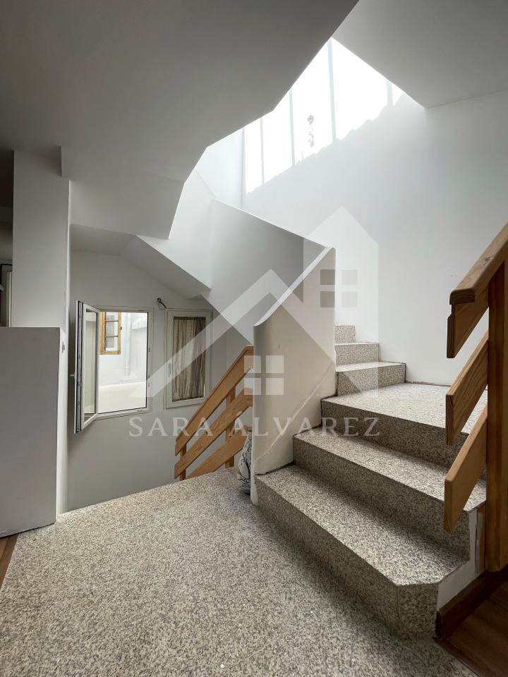 174505777202300162400_174501172134 SE VENDE DUPLEX REFORMADO CON 4 HABITACIONES EN LA PLAZA DE LA HERRERIA EN PLENO CENTRO DE PONTEVEDRA.