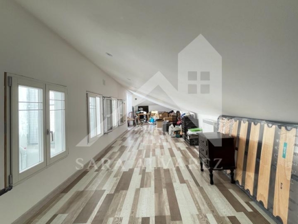 SE VENDE DUPLEX REFORMADO CON 4 HABITACIONES EN LA PLAZA DE LA HERRERIA EN PLENO CENTRO DE PONTEVEDRA.