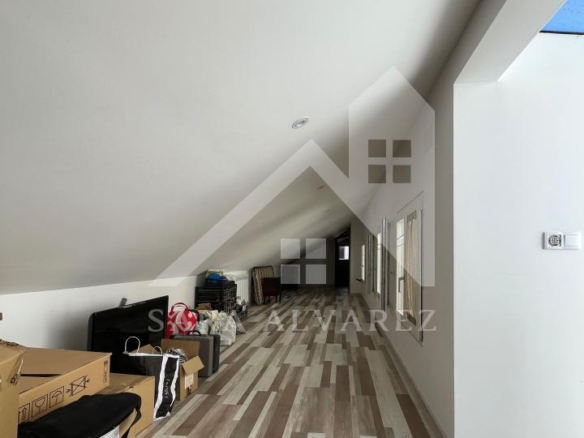 SE VENDE DUPLEX REFORMADO CON 4 HABITACIONES EN LA PLAZA DE LA HERRERIA EN PLENO CENTRO DE PONTEVEDRA.