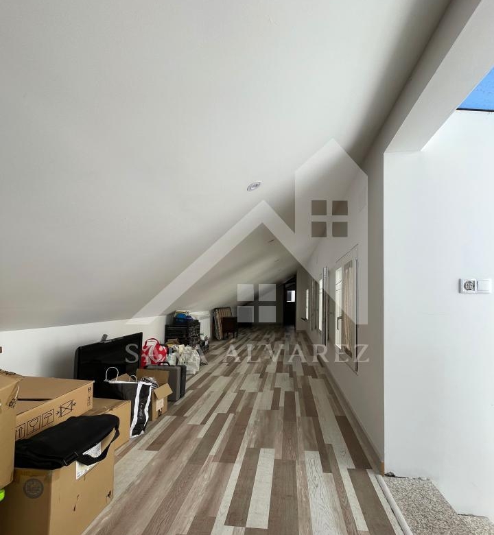 SE VENDE DUPLEX REFORMADO CON 4 HABITACIONES EN LA PLAZA DE LA HERRERIA EN PLENO CENTRO DE PONTEVEDRA.