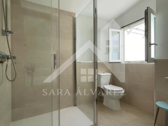 SE VENDE DUPLEX REFORMADO CON 4 HABITACIONES EN LA PLAZA DE LA HERRERIA EN PLENO CENTRO DE PONTEVEDRA.