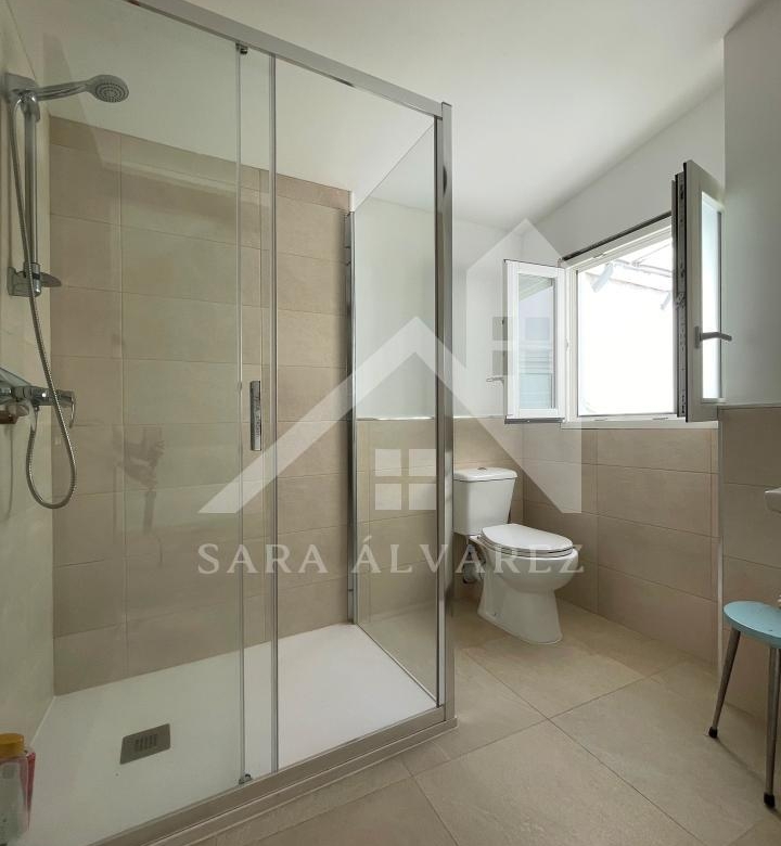 SE VENDE DUPLEX REFORMADO CON 4 HABITACIONES EN LA PLAZA DE LA HERRERIA EN PLENO CENTRO DE PONTEVEDRA.