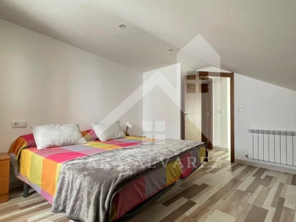 SE VENDE DUPLEX REFORMADO CON 4 HABITACIONES EN LA PLAZA DE LA HERRERIA EN PLENO CENTRO DE PONTEVEDRA.