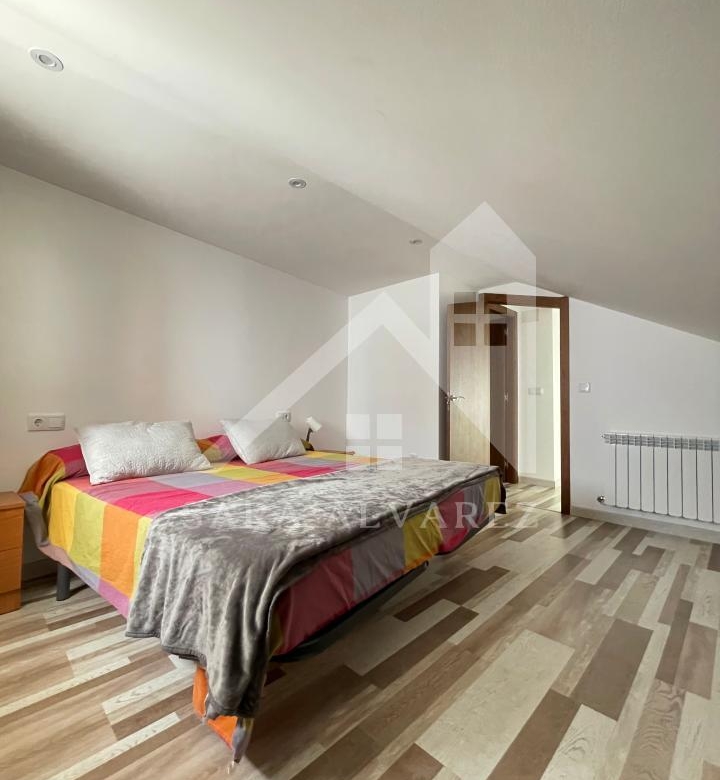 SE VENDE DUPLEX REFORMADO CON 4 HABITACIONES EN LA PLAZA DE LA HERRERIA EN PLENO CENTRO DE PONTEVEDRA.