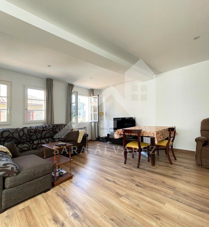 SE VENDE DUPLEX REFORMADO CON 4 HABITACIONES EN LA PLAZA DE LA HERRERIA EN PLENO CENTRO DE PONTEVEDRA.