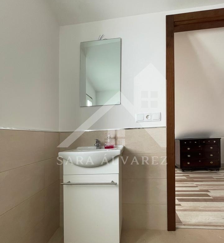 SE VENDE DUPLEX REFORMADO CON 4 HABITACIONES EN LA PLAZA DE LA HERRERIA EN PLENO CENTRO DE PONTEVEDRA.
