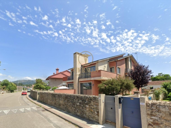 Magnífico Adosado en Goian-Tomiño: ¡Tu Casa Ideal te Espera!