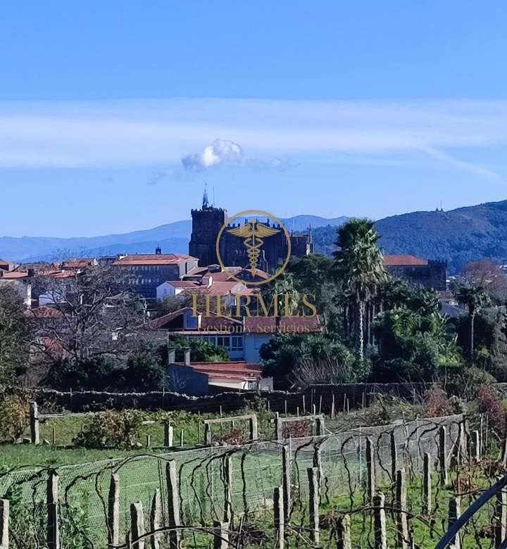 Solar en venta, a 900 m  del centro de Tui.