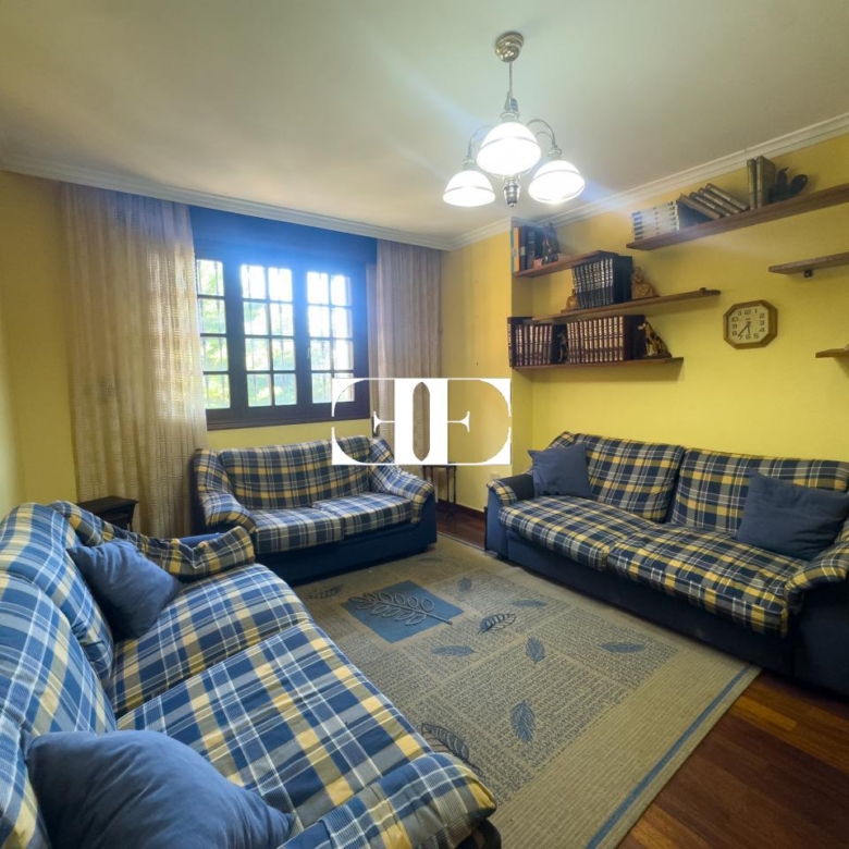 Oportunidad única: Casa con terreno y vistas en el corazón de Hío.