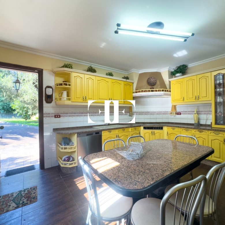 Oportunidad única: Casa con terreno y vistas en el corazón de Hío.