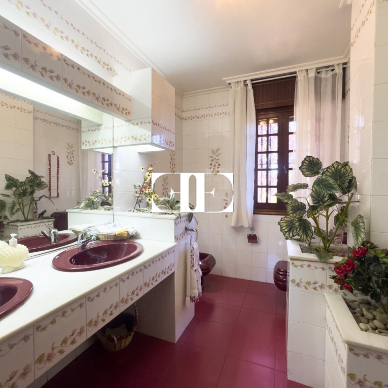 Oportunidad única: Casa con terreno y vistas en el corazón de Hío.