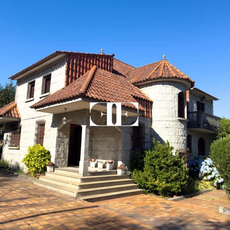 Oportunidad única: Casa con terreno y vistas en el corazón de Hío.