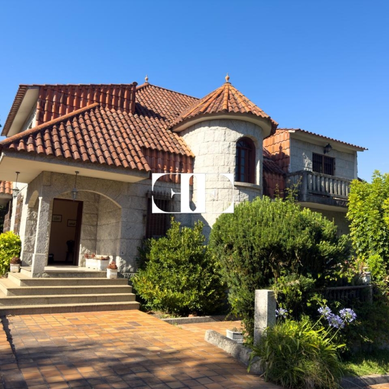 Oportunidad única: Casa con terreno y vistas en el corazón de Hío.