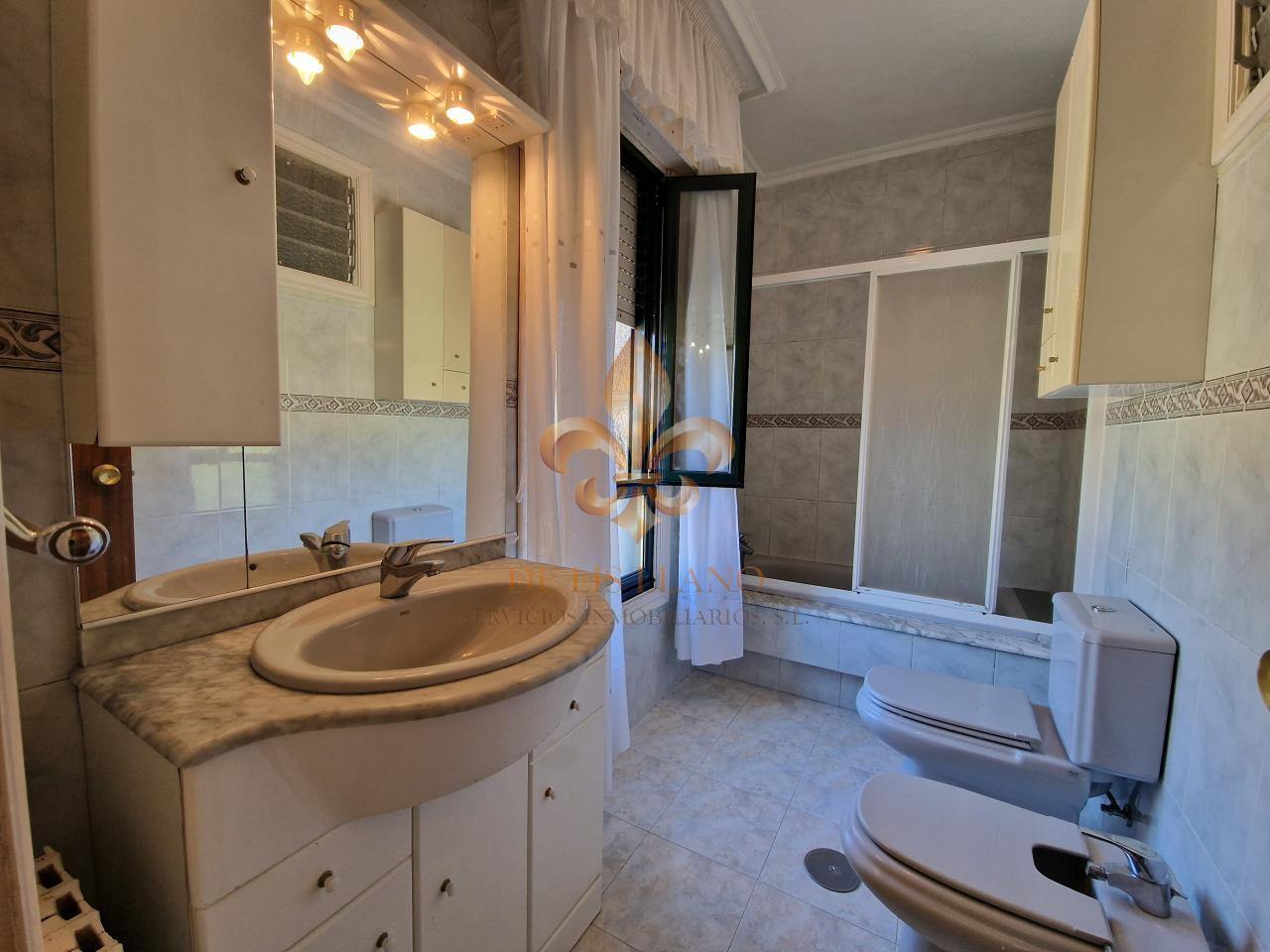 Venta de inmueble en Gondomar con uso mixto: residencial y hostelero.