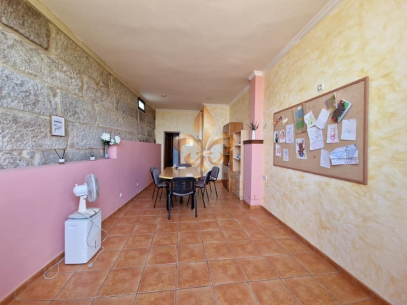 Venta de inmueble en Gondomar con uso mixto: residencial y hostelero.