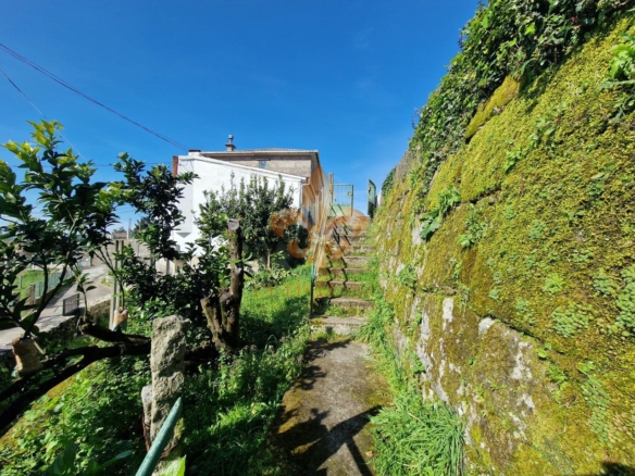 Venta de inmueble en Gondomar con uso mixto: residencial y hostelero.