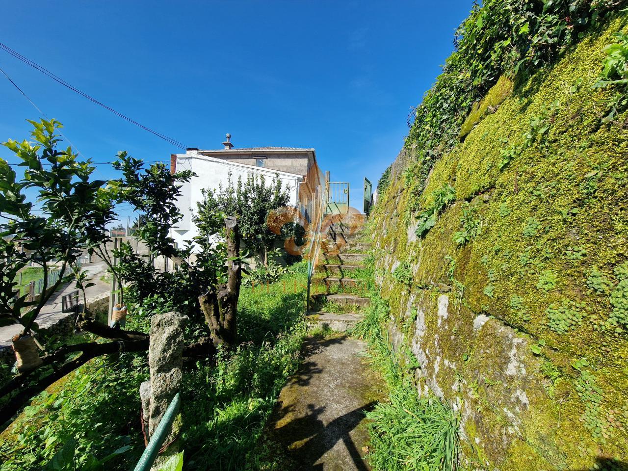 Venta de inmueble en Gondomar con uso mixto: residencial y hostelero.