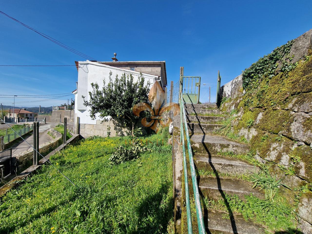 Venta de inmueble en Gondomar con uso mixto: residencial y hostelero.