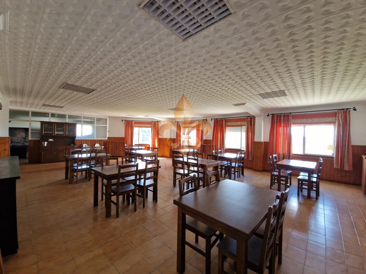 Venta de inmueble en Gondomar con uso mixto: residencial y hostelero.