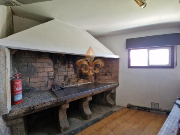 Venta de inmueble en Gondomar con uso mixto: residencial y hostelero.