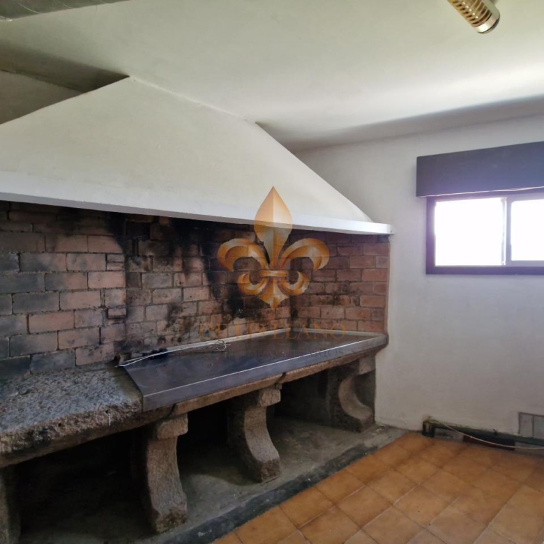 Venta de inmueble en Gondomar con uso mixto: residencial y hostelero.