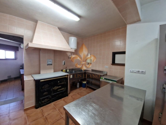 Venta de inmueble en Gondomar con uso mixto: residencial y hostelero.