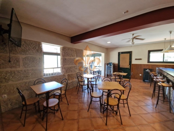 Venta de inmueble en Gondomar con uso mixto: residencial y hostelero.