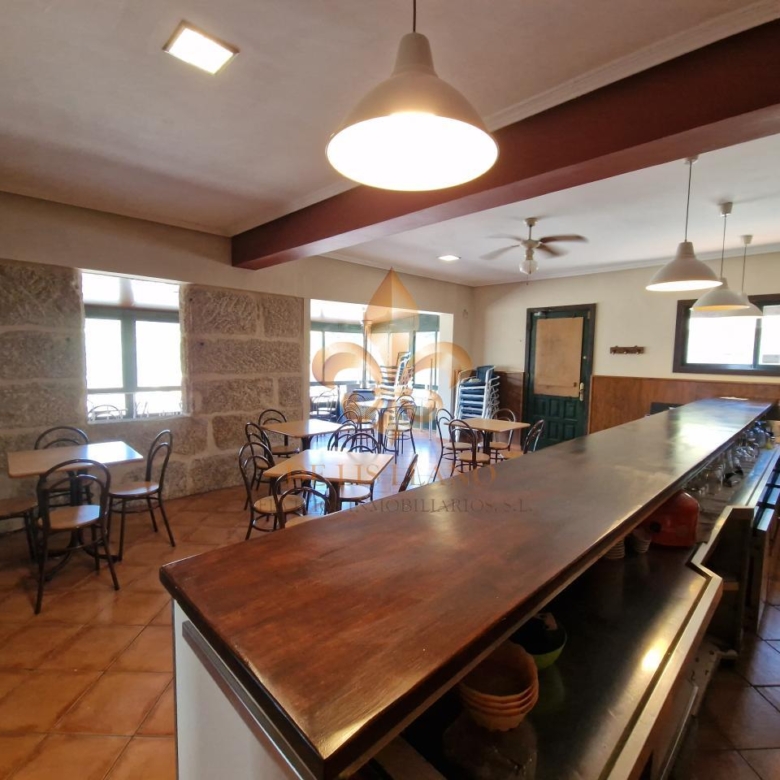 Venta de inmueble en Gondomar con uso mixto: residencial y hostelero.
