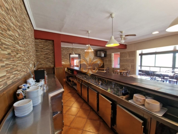 Venta de inmueble en Gondomar con uso mixto: residencial y hostelero.