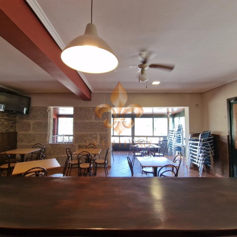 Venta de inmueble en Gondomar con uso mixto: residencial y hostelero.
