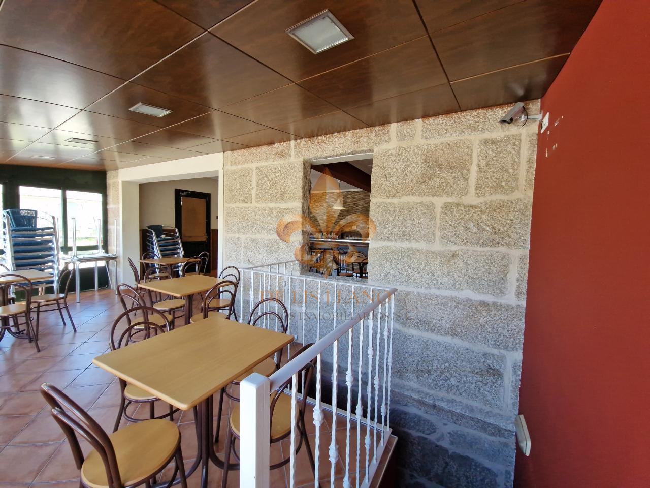 Venta de inmueble en Gondomar con uso mixto: residencial y hostelero.