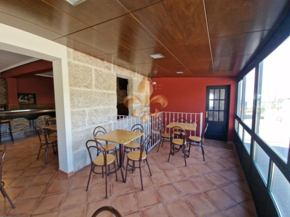 Venta de inmueble en Gondomar con uso mixto: residencial y hostelero.