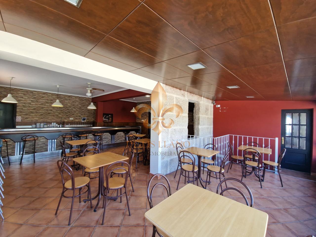 Venta de inmueble en Gondomar con uso mixto: residencial y hostelero.