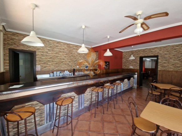 Venta de inmueble en Gondomar con uso mixto: residencial y hostelero.