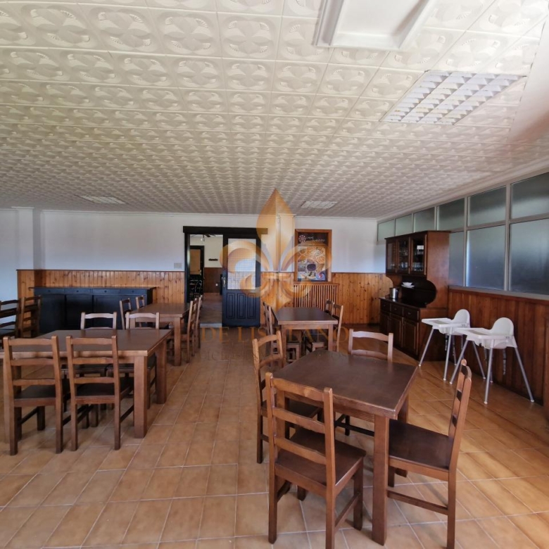 Venta de inmueble en Gondomar con uso mixto: residencial y hostelero.