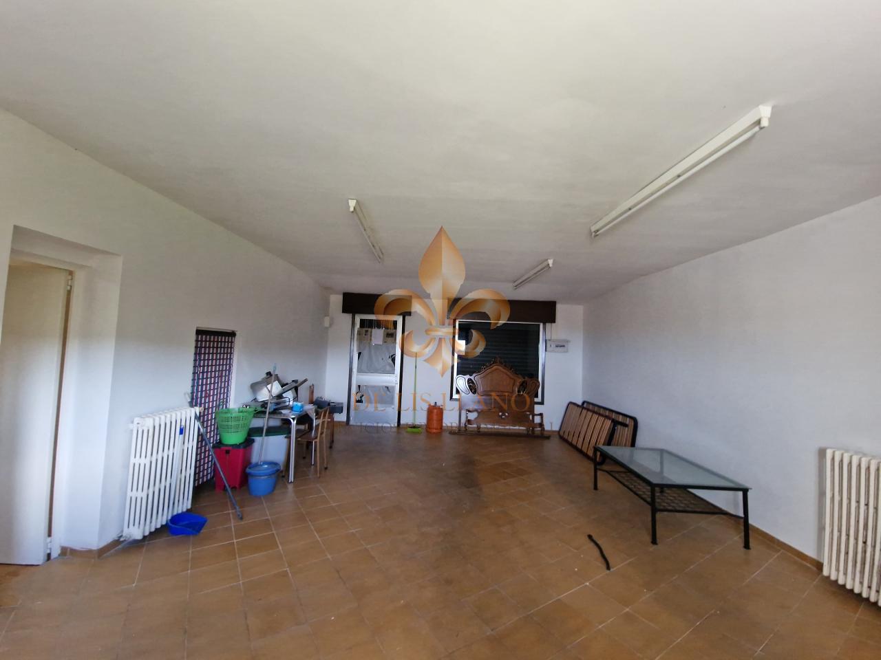 Venta de inmueble en Gondomar con uso mixto: residencial y hostelero.