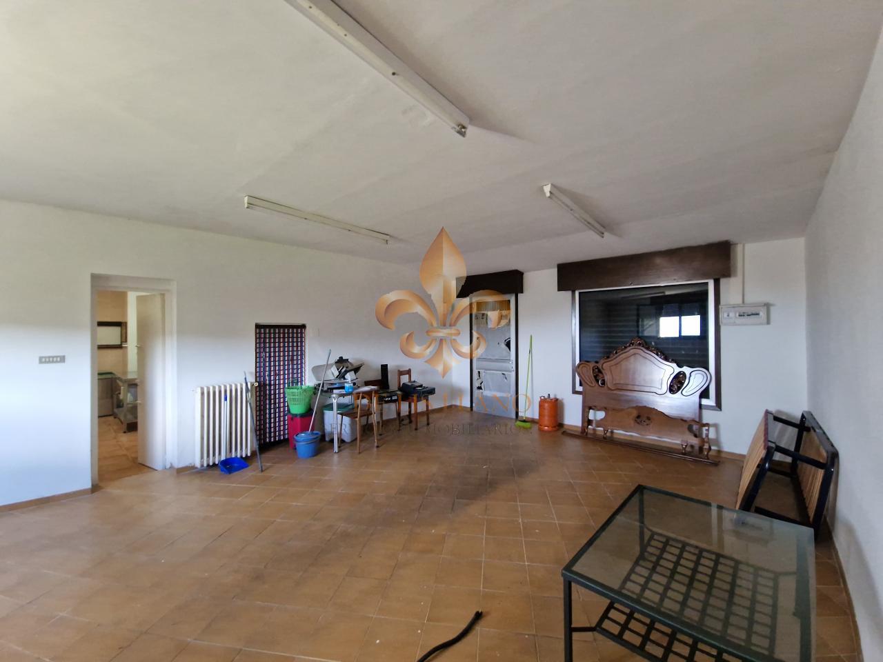 Venta de inmueble en Gondomar con uso mixto: residencial y hostelero.