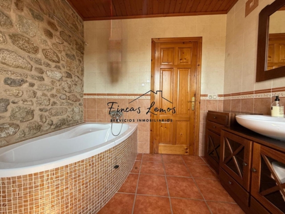 Encantadora casa de piedra en Calabanda, Vimianzo – 166 m² con finca de 720 m²