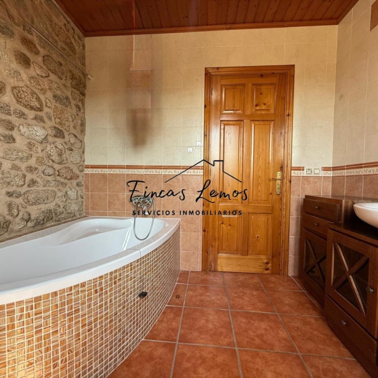 Encantadora casa de piedra en Calabanda, Vimianzo – 166 m² con finca de 720 m²