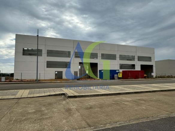 SE ALQUILA NAVE NUEVA DE 3.000M  EN VILLADANGOS DEL PARAMO