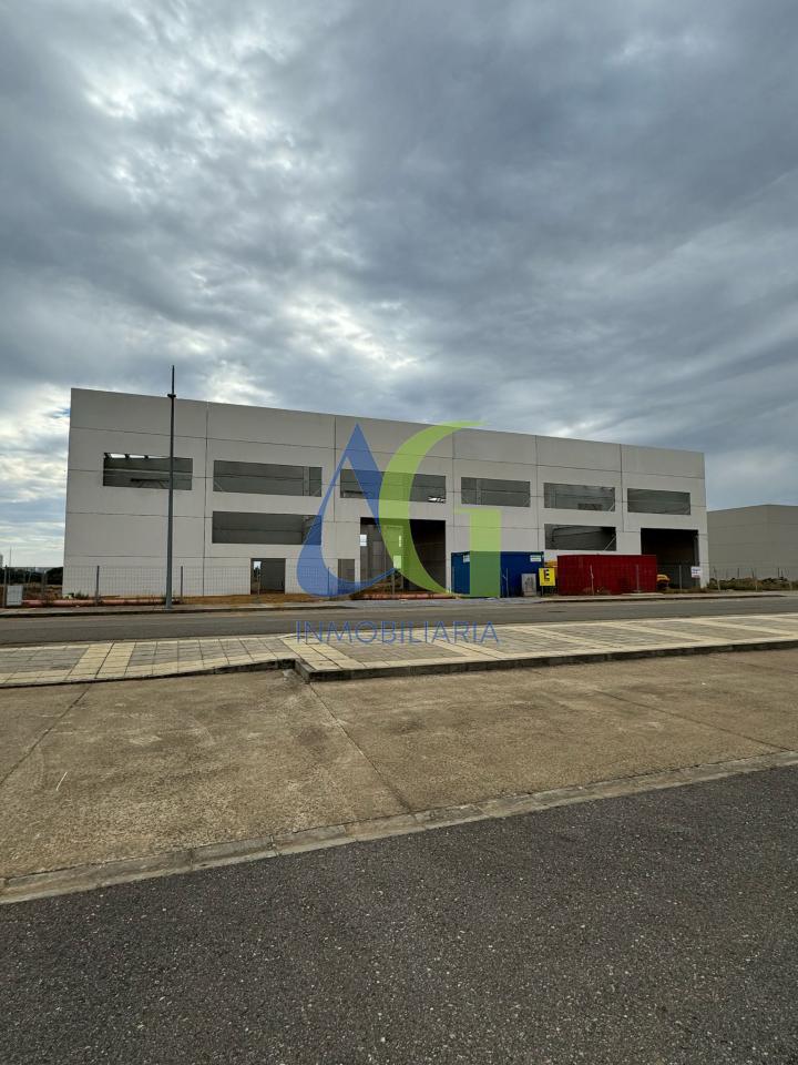 175378019868700027497_174369683762 SE ALQUILA NAVE NUEVA DE 3.000M EN VILLADANGOS DEL PARAMO