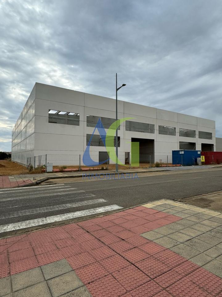 175378020116700027497_174369684298 SE ALQUILA NAVE NUEVA DE 3.000M EN VILLADANGOS DEL PARAMO