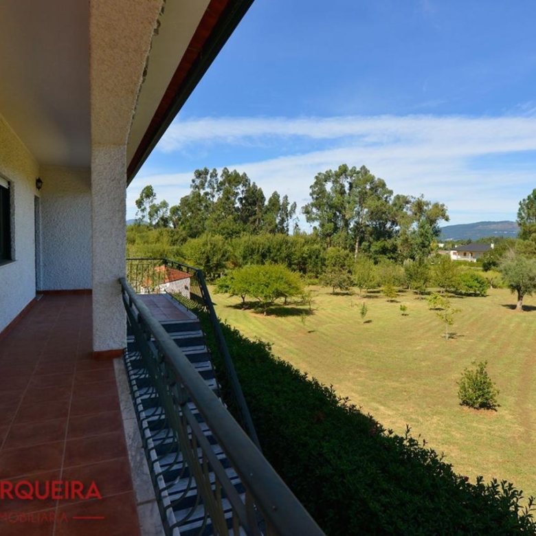 GRAN VIVIENDA EN VALENÇA CON 6.000 m² DE TERRENO – IDEAL PARA CASA RURAL